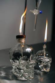 Une Fete Chez Les Sorciers Avec Images Decor Medievale Decoration Tete De Mort Lumieres De Bouteille