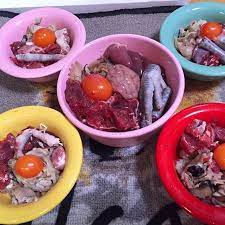 わんごはん 馬肉 鶏頭 モミジ キンカン 羊 脳ミソ 鶏 レバー 2枚目 チワワご飯 3枚目 ラック飯 4枚目 モミジをアムアムしてるラック チワワ イタグレ 犬ごはん 生食 生肉 ローフード 肉 italiangreyhound iggy c 生食 ごはん 鶏レバー