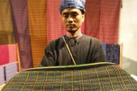 Sementara untuk bagian bawahnya, memakai kain tenun songket motif khas bali yang mewah. Tenun Tradisional Baduy Disukai Wisatawan Halaman All Kompas Com