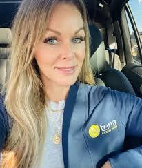 Lisa Bertot's Instagram, Twitter & Facebook