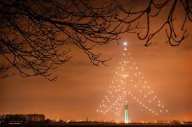 Nieuws, kerkelijke actualiteit, achtergronden en opinie vanuit christelijk oogpunt. Grootste Kerstboom Gaat Weer Aan Met Verbeterde Verlichting Utrecht Gelderlander Nl