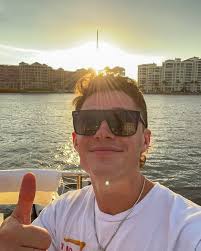 Noticed Onnafriday 📸 @masonkoma . . . . #explore #frat #fratlife  #fratparty #artist #artistlove #lukewarmtakes