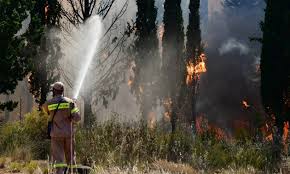 Η φωτιά ξέσπασε ανατολικά στα βασιλικά κτήματα στη βαρυμπόμπη και μέχρι στιγμής δεν απειλεί κατοικίες. 51cccaqmhgrm