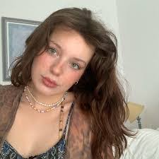 Lily Bragg's Instagram, Twitter & Facebook