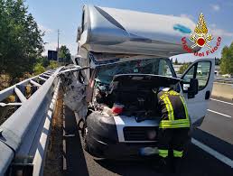 Questa mattina un camionista ha perso il controllo del suo tir mentre. A1 Monte San Savino Con Il Camper Contro Il Guardrail Donna In Gravi Condizioni Sr 71