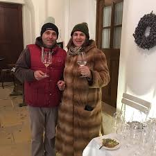 Ich stelle persönlichkeiten, nicht personal ein! Chef Sommelier Beim Sautanz Patron Max Stiegl Nach Getaner Arbeit Weinauswahl In Der Sauschutte Bilde Av Gut Purbach I Purbach Am Neusiedlersee Tripadvisor