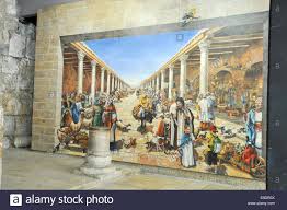 Im osten jerusalems ist es wieder zu gewalttätigen ausschreitungen zwischen der israelischen polizei und palästinensern gekommen. Israel Jerusalem Altstadt Innere Des Rekonstruierten Cardo Im Judischen Viertel Wandmalerei Die Das Leben In Rom Stockfotografie Alamy
