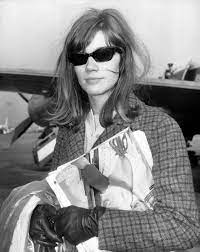 Nouvel album personne d'autre le 6 avril 2018. Unutulmaz Stiller Francoise Hardy