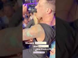 Πιο αποτελεσματικά με μοντέρνα εμφάνιση συμπληρώνουν το κλασικό bob με ξυρισμένο ή πολύ κοντό κουρεμένο στο πίσω. Xristina Mpompa Sakhs Tanimanidhs Poy Diaskedasan Ex8es To Brady