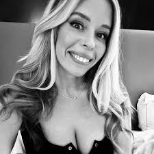 Amanda Marsee's Instagram, Twitter & Facebook