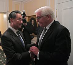 Hier zu sehen ist 1x die vip kolone, ein fustw der autobahnpolizei und der neue rtw von der bf neumünster. German President Frank Walter Steinmeier Meets State Councilor And Foreign Minister Wang Yi