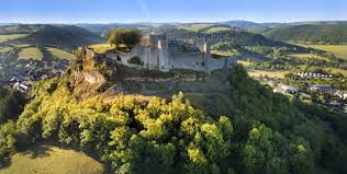 Elle fait partie de l'ancienne province du rouergue où l'on communique aussi grâce à une forme d'occitan: Tourisme Severac Le Chateau Preparez Vos Vacances A Severac Le Chateau Tourisme Aveyron