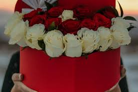 Mazzo rose rosse a stelo lungo. Arriva San Valentino 14 Febbraio 2021 Puntoflora