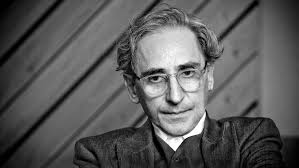 In un repertorio sconfinato che comincia negli anni 60 e arriva fino a oggi, franco battiato ha. Le Migliori Canzoni Per Ri Scoprire Franco Battiato Auralcrave