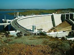 It impounds the river guadiana, on the border of beja and évora districts in south of portugal. Barragem Do Alqueva Muro De Suporte Mapio Net