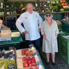 Seinen ersten kleinen filmauftritt hatte er 1957. Der Viktualienmarkt 200 Jahre Tradition Des Genusses Und Der Lebensfreude Viva Monaco