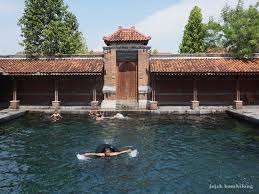 Informasi harga tiket masuk 2021 wisata alam, waterpark, theme park, instagramable, kebun binatang, kebun raya, taman safari, wisata kekinian, museum, tiket bus. Permandian Ala Keraton Umbul Tirto Mulyo Jejak Bocahilang