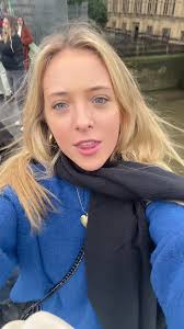 Yes, i forced them to be in this tik tok. And yes, i am the only swiftie.  #wheninlondon 🇬🇧💂