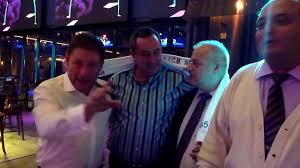 Cenaclul flacăra tarafından düzenlenen etkinliklerin popülerliği arttıkça, grup çeşitli konser salonları ve futbol stadyumlarında etkinlikler düzenleyerek romanya'yı gezmeye başladı. Licm 1985 Ploiesti 1 Youtube