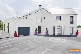 Cour De Maison Avec Parking Porte De Garage Garage Fenetres Porte D Entree Rouge Fushia P Menuiserie Exterieure Maison Et Entree Maison