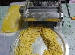 Ambil bekas kecil, masukkan 1 cawan air, pecahkan telur, dan masukkan garam dan pewarna kuning serta gaul rata menggunakan garfu. Resipi Mee Kuning Tanpa Kapur Dan Pengawet Gunakan 5 Bahan Sahaja