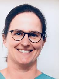 Oberärztin Dr. med. Claudia Bender Frau Dr. Bender ist Fachärztin f.  Frauenheilkunde und Geburtshilf. Sie hat lange in Schweden und Kamerun  (Afrika) gearbeitet, kam vor vieren Jahren nach Nordhorn und ist Mutter