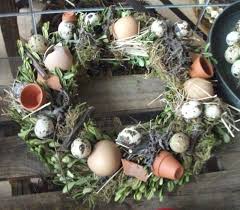 Kranz Aus Buxbaum Mit Heu Moos Getrockneten Zweigen Und Osterdeko Ostern Blumen Turkranze Ostern Fruhlingskranze