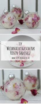 Diy Badesalz Mit Rosenblutenblattern Selbermachen In Christbaumkugeln Diy Badesalz Christbaumkugeln Und Selbstgemachte Geschenke Zu Weihnachten