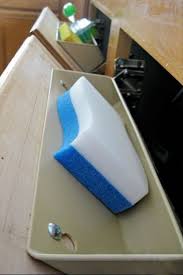 17 Astuces De Genie Pour Gagner De La Place Dans Une Petite Cuisine Astuce Rangement Petite Cuisine Rangement Sous Evier
