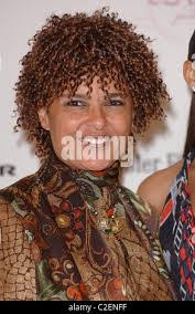 Shari Perry's Instagram, Twitter & Facebook