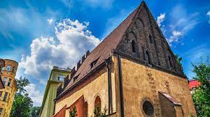 Staronová synagoga však stála pořád na svém místě a byla pevným bodem pro všechny, kteří by si jinak možná zoufali a ztráceli víru. Staronova Synagoga