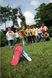 Gasing, tarik upih, congkak, baling selipar, batu seremban, main guli, tapak kuda, tingting, capteh, baling tin, permainan tradisional 2. Permainan Khas Malaysia Baling Selipar