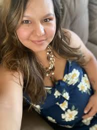 Sharing pregnancy glow-up stories and photos