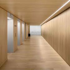 Shinnoki viimistletud spoonplaadid on valmistatud selleks, et luua ja kujundada stiilne ja eristuv interjöör. Robin Reigi Inc The Wooden Box Shinnoki Ivory Oak Spans From Ceiling To Wall While Matching White Oak Planks Transition To The Floor Of This Corporate Lobby Skidmoreowingsmerrill 475fifth Facebook