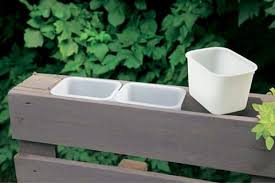 Mit holzpaletten dekorative einzelstücke für ihr zuhause, den garten oder balkon zaubern paletten sind unglaublich vielseitig und ihre raue holzoptik liegt voll im trend. Kreativ Idee Paletten Als Bluhender Sichtschutz Anleitung Mein Schoner Garten