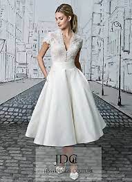 Schichten aus weichem chiffon cascading rüschen verleihen diesem hochzeitskleid ein wunderliches gefühl. Knielang Ivory Standesamtkleid Brautkleid Spitze Oberteil V Ausschnitt Kurzarm Ebay