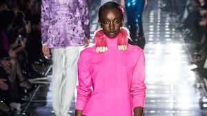 diese 10 pullover in pink bringen endlich abwechslung in ihre garderobe modestil warme outfits pullover pink