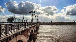 Bordeaux is a port city on the garonne river in the gironde department in southwestern france. Bordeaux Und Frankreichs Sudwesten 3sat Mediathek