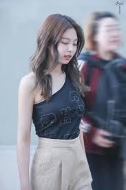 Rosé, lisa and jisoo capture the essence of these french fashion houses, each with their unique style. Pin Di Jennie Kim