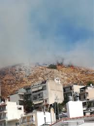 Σύμφωνα με την πυροσβεστική, το σημείο είναι ανάμεσα στον βύρωνα την καισαριανή, ενώ επιχειρούν 16 πυροσβέστες, 7 οχήματα και 1 ελικόπτερο. Esbhse H Fwtia Ston Ymhtto