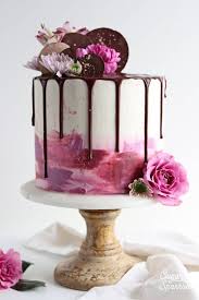 Apprenez A Peindre Avec De La Creme Au Beurre Pour Obtenir Une Finition Creme Au Beurre A L Aquarelle Drip Cakes Cake Decorating Techniques Savoury Cake