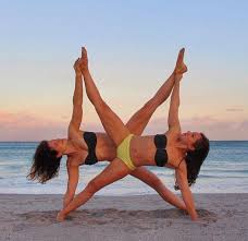 Seance De Yoga Challenges J Ai Selectionner Plein De Poses Differentes Qui Va Relever Le Defi Partner Yoga Poses Acro Yoga Yoga Pictures