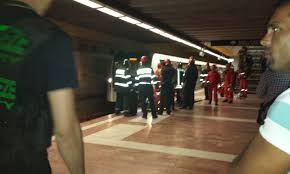 Polițiștii din roma au arestat persoana care a împins femeia pe șinele metroului. CrimÄƒ La Metrou O Femeie A Fost ReÅ£inutÄƒ