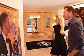 20:44 edt, 29 may 2021 | updated. Paris Hilton Gifts Beau Carter Reum A Painting Of Him Kissing Her For His 40th Birthday Daily Mail Online