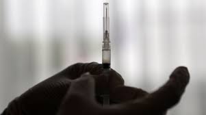 Salud pública recomienda una tercera dosis a la población en general y dos dosis más a los pacientes inmunodeprimidos, todos vacunados con sinovac. L1jumuwxiegglm