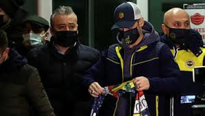 İlk olarak 'fener ol' kampanyası başlatan fenerbahçe, mesut özil transferinin ardından 'mesut ol' kampanyası başlattı. 3nr7kzb5zzh1km