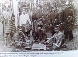 Di asia dan afrika bentuk pakaian ini menjadi bentuk utama pakaian walaupun berbeda ukuran panjang dan bentuknya. Perkembangan Dan Sejarah Baju Kurung Dan Baju Melayu Masharist