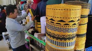 Keturunan yang dibesarkan dengan memandang perempuan sebagai simbol kehormatan keluarga. Pesona Songkok Recca Bugis Yang Jadi Favorit Saat Ramadhan