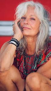 Mit 60 wird sie Model und reist um die Welt