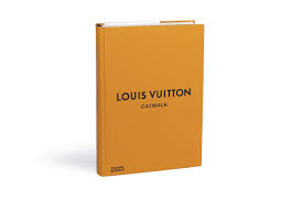 Coffee table books, art books and fashion catalogues of the maison's history, stories and collections. Louis Vuitton Catwalk The Complete Fashion Collections Amazon De Ellison Jo Fremdsprachige Bucher